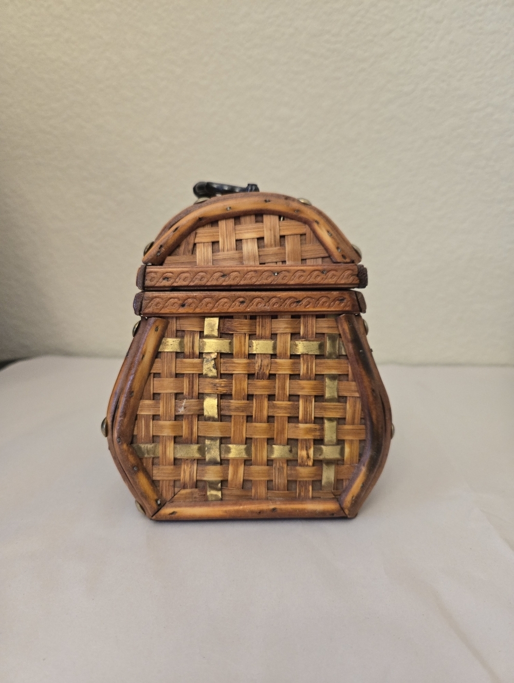 Three Hands Corp Vintage Keepsake Box Wooven Bamboo Brass Accent Latch Front - Picture 4 of 12